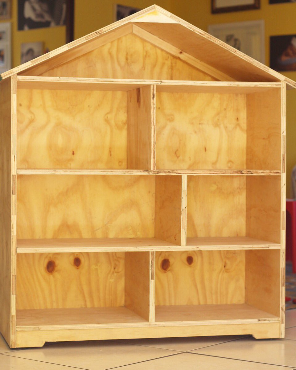 Hayleym101's tweet image. My Dad made Alyssa a dollhouse for her Bday. We had the fun privilege of adding the decor! hayleysjoys.co.za/2018/03/22/aly… #newblogpost #samomblogger #dollhouse