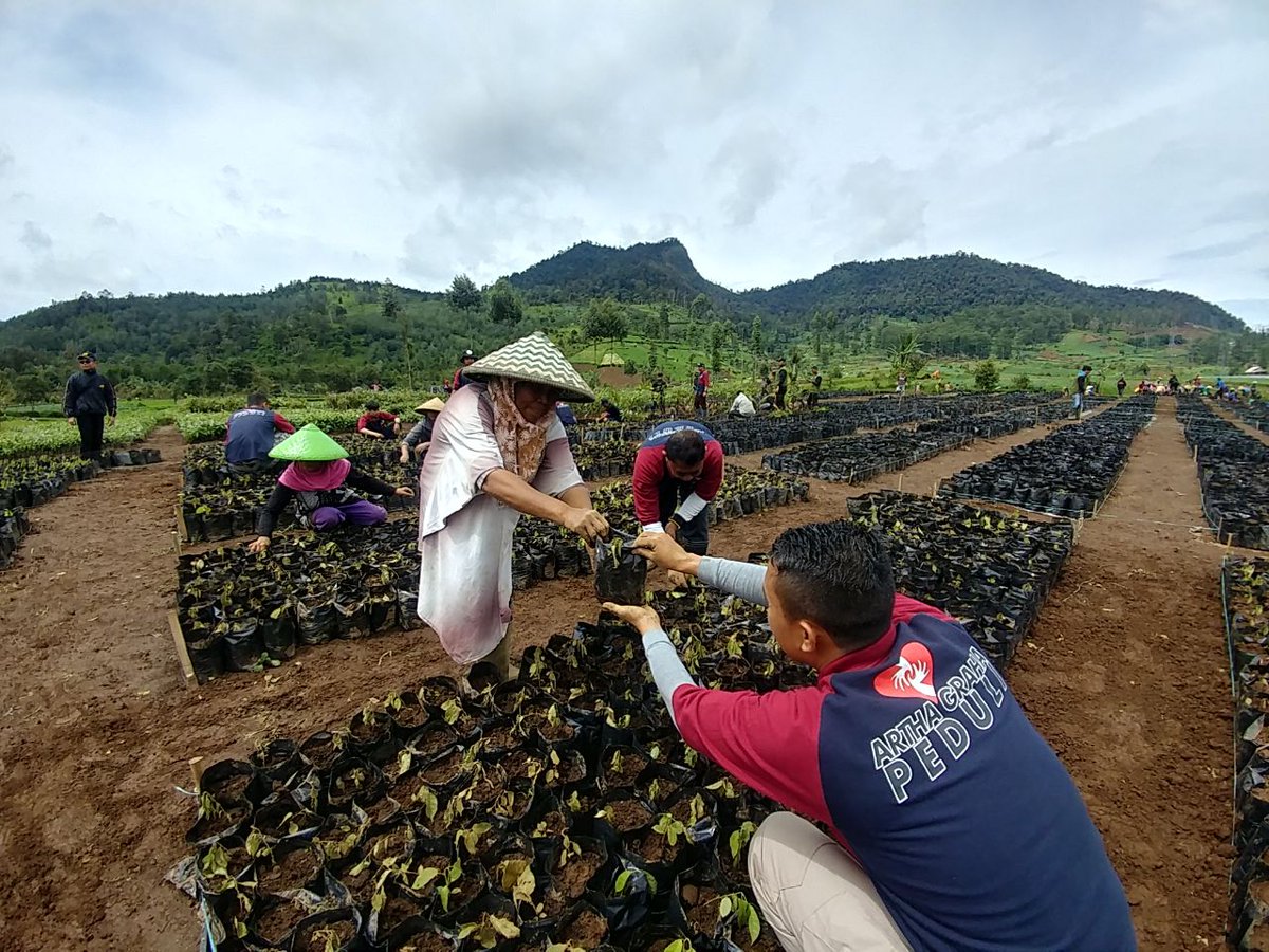 imelliwan's tweet photo. Saatnya untuk bersama, saatnya untuk berbagi, saatnya untuk beraksi | #CitarumDepanMata | #AGPeduli dan @CitarumLestari mengajak semua pihak untuk #CitarumLestari |   #AGPEarthHour  #EarthHour  #EarthHour2018  #ChangeClimateChange  #connect2earth https://t.co/Bhuft2GF1i https://t.co/QZXQCf9Wrw