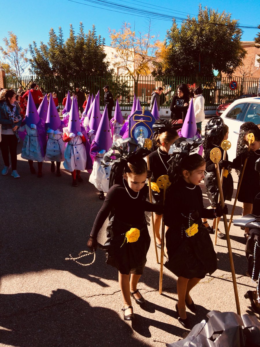 ColeLourdesCoin's tweet photo. Disfrutando de la primera procesión dela Semana Santa https://t.co/vaG07EcDhG