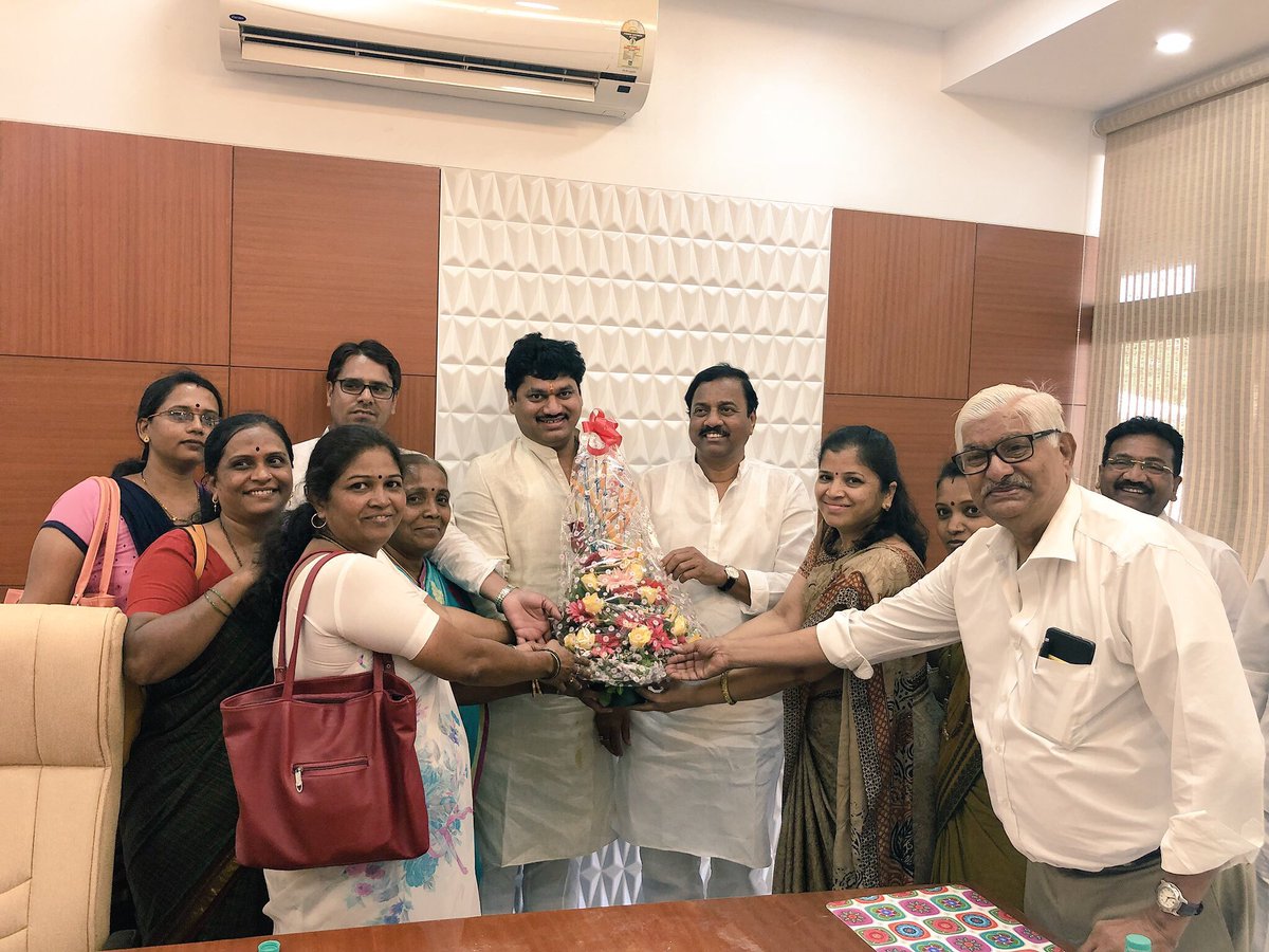 ChitraKWagh's tweet photo. विधानसभेच्या सत्रातं दोन्ही सभागृहांमध्ये अंगणवाडी सेविकांवर @CMOMaharashtra च्या मेस्मा लावण्याच्या भुमिकेवर कडाडून विरोध करून सरकारला माघार घ्यायला लावल्याबद्दल महाराष्ट्र राज्य अंगणवाडी कर्मचारी संघाकडून @NCPspeaks चे आभार व्यक्त करण्यात आले @supriya_sule @dhananjay_munde https://t.co/EyCEycpETE
