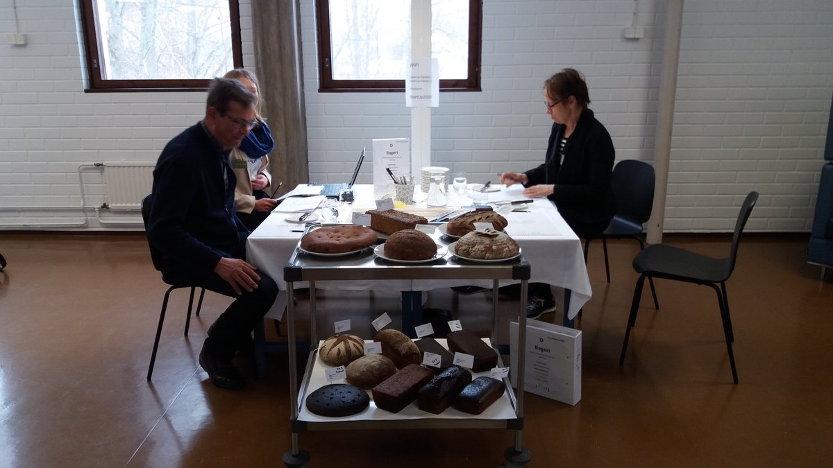 KustensMat's tweet photo. Domarna inleder sitt arbete på #fmimathantverk. Tuomarit aloittavat työnsä #artesaaniruoanSM-kisoissa. https://t.co/8KdboJlsuX