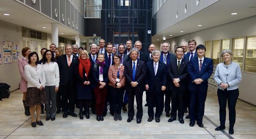 ExRUBKanzlerin's tweet image. So viel Repräsentation... da tat der Besuch eines Zen-Gartens gut #LostInSpace #wowarichwann #toomanypeople