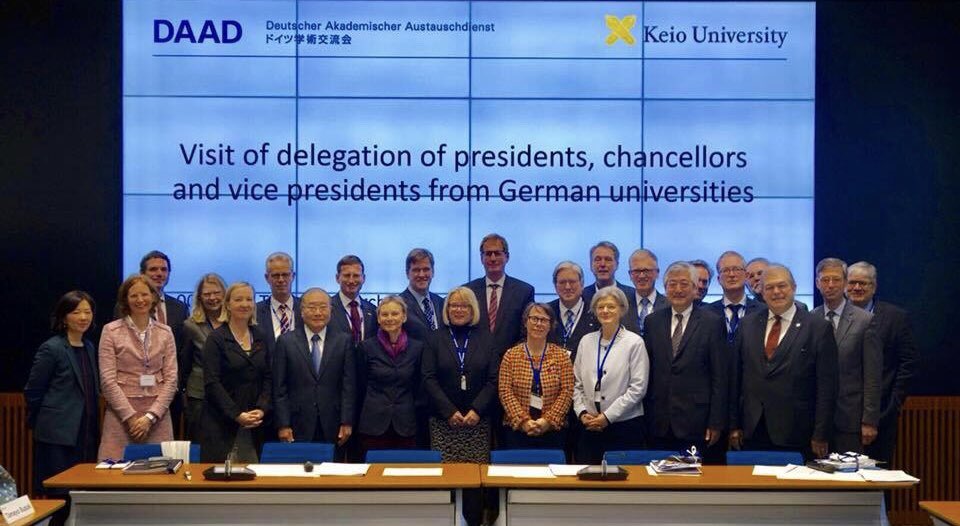 ExRUBKanzlerin's tweet image. So viel Repräsentation... da tat der Besuch eines Zen-Gartens gut #LostInSpace #wowarichwann #toomanypeople