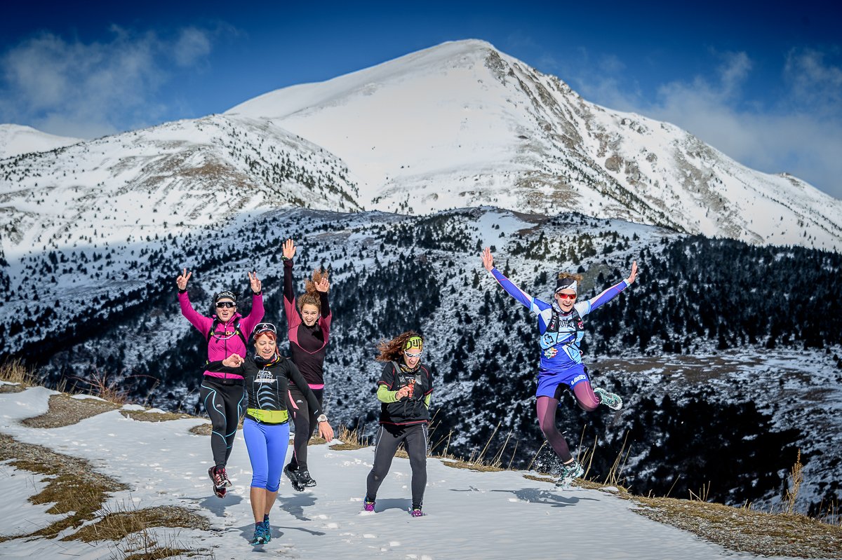 naciomuntanya's tweet photo. Èxit de l'entrenament de muntanya en femení del @Domini_dIsards | És la segona ocasió que la Vall de Camprodon acull un training camp de dones, aquest cop amb fred i neu i el mestratge de l'atleta Laia Andreu | Reportatge fotogràfic de @fotomontaner https://t.co/ocvNsfhZ6b https://t.co/YPzw9T0aDh