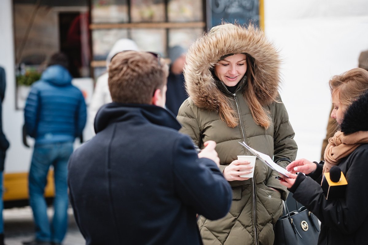 B4BKrakow's tweet photo. Jedzenie z różnych regionów świata, muzyka miksowana przez DJ, okazja, żeby zagrać w speed-ball i liczne kolejki do foodtrucków - choć pogoda nie dopisała, bawiliśmy się wyśmienicie na wczorajszym evencie #b4bwelcomesspring #b4bcommunity #b4bkrakow #b4b #officecentre #lifeatb4b https://t.co/vNKfvC1F5A