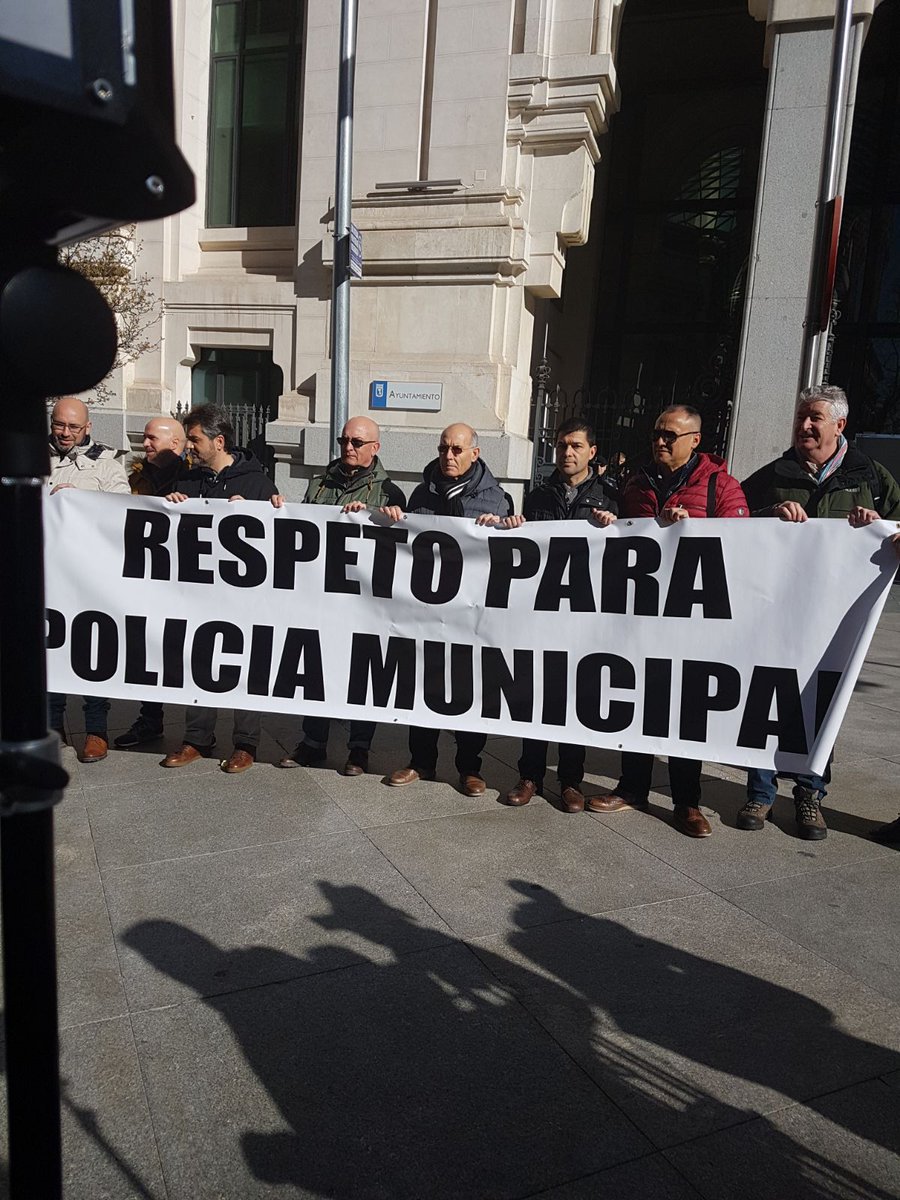 cppmmadrid's tweet photo. Los representantes de los policias concentrados en la puerta del pleno del Ayuntamiento reclamando Respeto para @policiademadrid https://t.co/zGKmhKdSNY
