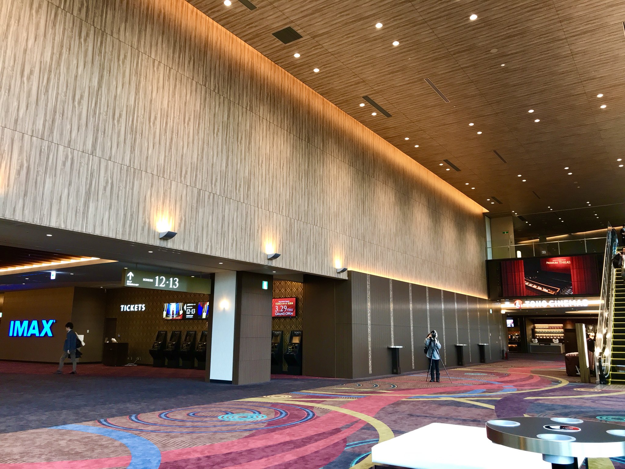 清水 節 Takashi Shimizu 東京ミッドタウン日比谷を内覧 Tohoシネマズ日比谷 全13スクリーン 11スクリーン20席 スカラ座 みゆき座 は 映画の宮殿 を標榜するだけあって 日比谷公園を一望できるロビーは広大 1番スクリーンに