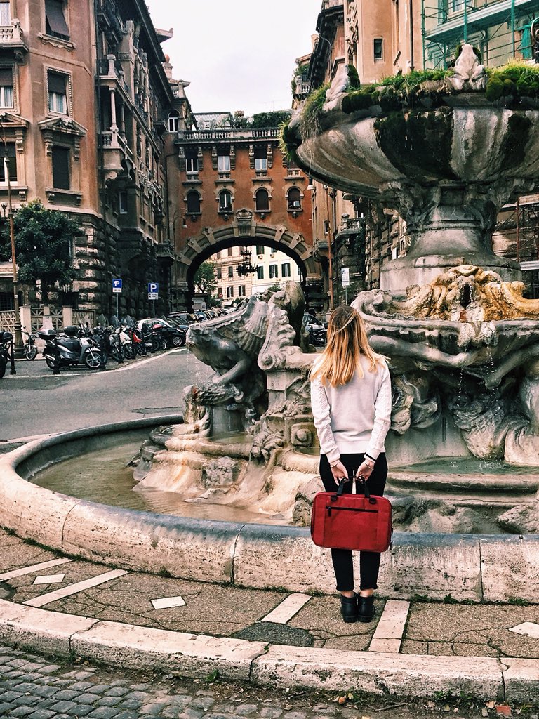 LeBalzi's tweet photo. Oggi in giro per  Roma con la mia nuova borsa computer di MH WAY! Puoi averla anche tu facendo la spesa nei supermercati Sigma, Coal, Maxi e SuperW. Scopri come su: https://t.co/HuSz9bT4LS
#mhway #ad https://t.co/rkKqf83B70