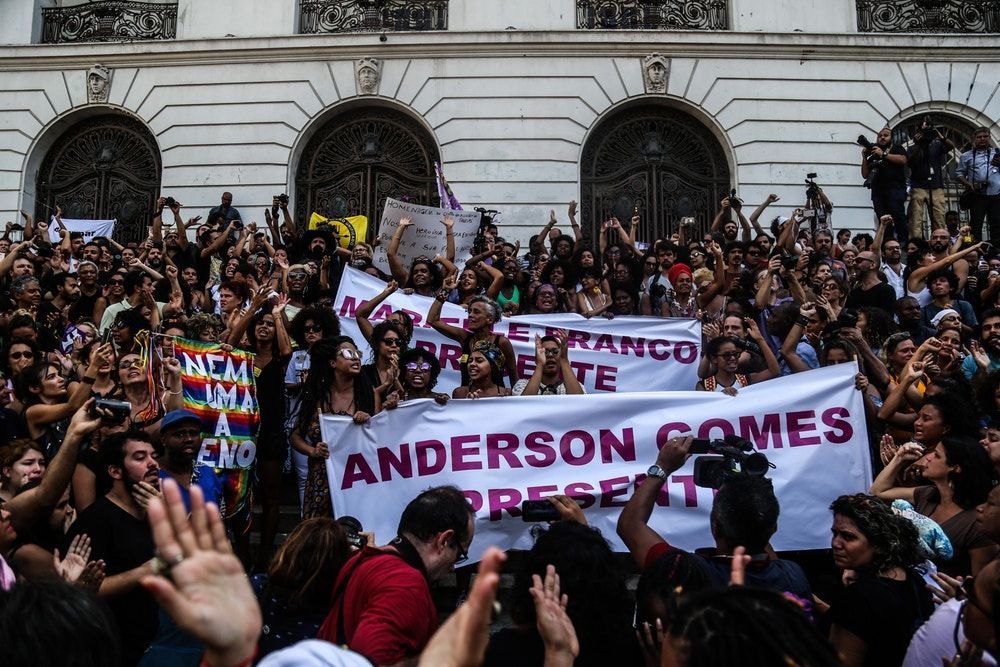 colaboraprojeto's tweet photo. #ColaboraCurtiu 👉 Marielle e Anderson: o dia em que o Rio, indignado diante da infâmia, deu uma chance à esperança https://t.co/uM3aabPfFW via @TheInterceptBr https://t.co/yAzXJX6pt1