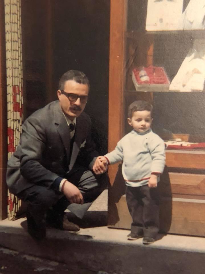 È morto mio padre. Un dolore atroce. Non mi ha fatto mancare niente. Era  felice per noi figli. Era una persona onesta. Seria e simpatica. Me lo sono goduto per 55 anni. I funerali sono domani venerdì 23 marzo partiamo da casa alle 9.30 e arriviamo a Sant Antonio alle 10. Rivello