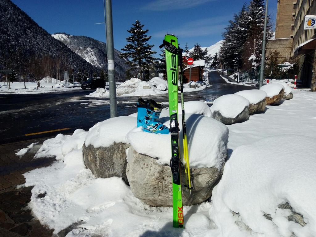 TOTIARAN's tweet photo. En #TotiRent #SkiUrgent lo tienen claro, hoy cuelgan el delantal y se van a #esquiar porque el día lo merece #diadepelicula Pow Pow Pow #espectacular #nievepolvo #solazo ybprobaremos los @ElanEsquis #Ripstick #alquilermaterial #SkiService @baqueira_beret @Val_dAran https://t.co/CjOZvE69WK