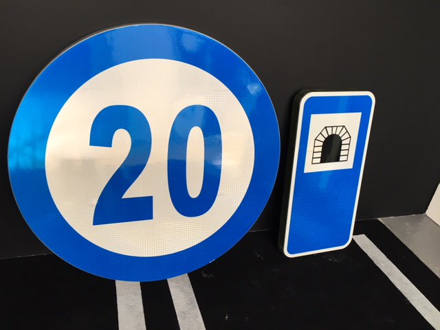 Graphenano's tweet photo. Nanotec es el nombre comercial de las señales de composite con #grafeno, suministrado por nuestra filial Graphenano Composite, que está presentando @tecnivial en #Intertraffic2018 Ámsterdam. https://t.co/9RiLZaAX4g
