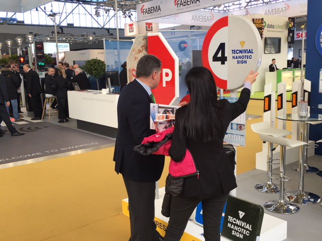 Graphenano's tweet photo. Nanotec es el nombre comercial de las señales de composite con #grafeno, suministrado por nuestra filial Graphenano Composite, que está presentando @tecnivial en #Intertraffic2018 Ámsterdam. https://t.co/9RiLZaAX4g
