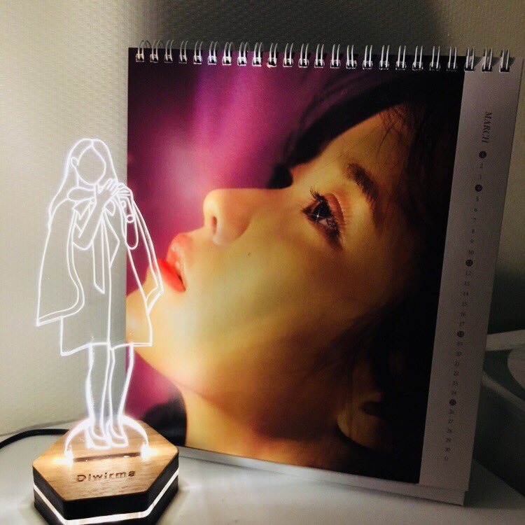 Uaena_purpling's tweet photo. @iumd0516 아니 이게무슨일 이죠 너무예쁜데요....?심각하게 너무예뻐서 진짜 너무 감사드리고 매일 켜놓을듯해요 와 🙈🙈🙈🙈후광이 장난없고요 추가로 주신 네컷이랑 이슬컷도 당연히 좋구요 사랑하고요👍🏻💜💜💜감사합니다🙏🏻🐰🐰 https://t.co/60NSxSxHnD