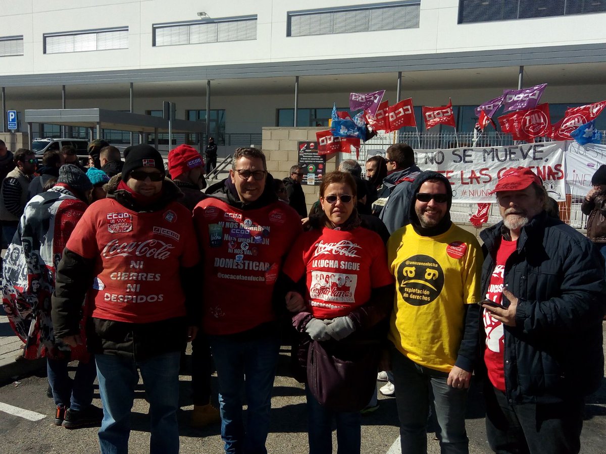 CocaColaFuenla's tweet photo. Hoy de nuevo l@s compañer@s d @cocacolaenlucha asisten a la convocatoria de HUELGA marcada por l@s compañer@s de @AmazonEnLucha , con el fin de unificar las luchas obreras en pro de conseguir mejoras para TODOS! Ni un paso atrás! https://t.co/iW62zyaSCX