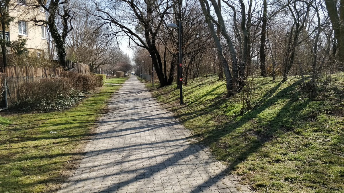 franzwolkow's tweet photo. Meine Lauf-ABC Strecke. 3×2 Laternen Kniehub/Anfersen/Seitlich, 1 Laterne locker. #run #laufabc #oldschool https://t.co/2g3kRxexRq