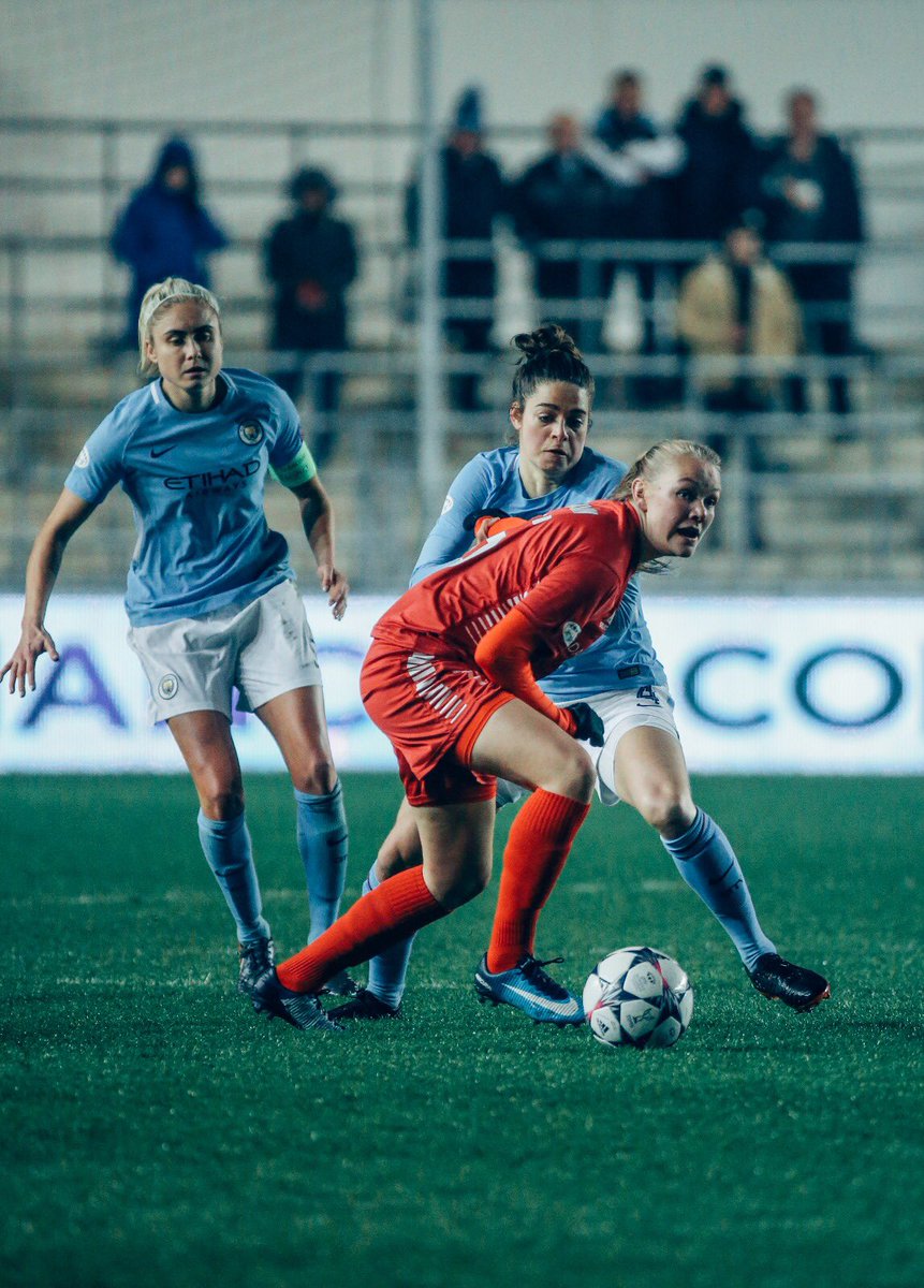 stephhoughton2's tweet photo. Taking a 2-0 lead to Sweden next week! Finally back playing at home and a huge welcome back to @TesselMiddag ⚽️🙌🏻 #1/4Final #UWCL #Jobnotfinishedyet https://t.co/YKX2Slxoph