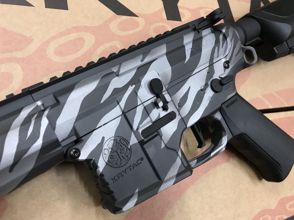 4Dprint_LayLax's tweet photo. 【完成】
KRYTAC Mk2 CRBをベースに4Dプリント(水圧転写)にてシルバータイガーをプリントしました!
シマウマではありません!
#サバゲー #airsoft #クライタック #4Dprint https://t.co/xCZqTLy5NG