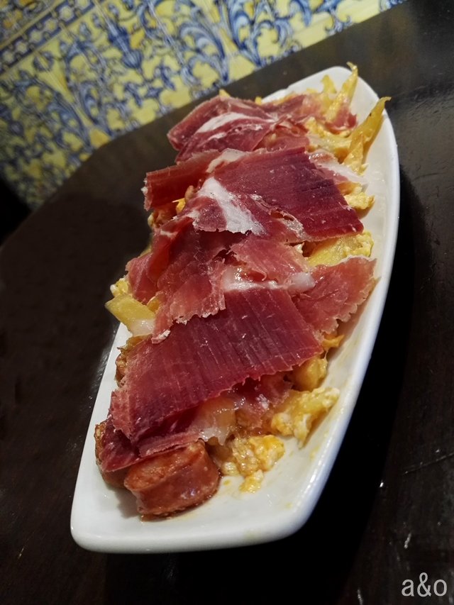 azucaryoregano's tweet photo. 🆕NUEVO POST🆕
🔝🔝Reseña gastronómica 🔝🔝
Conoce uno de los bares más emblemáticos y castizos de #Sevilla, visita la #TabernaPeregil y prueba su 🍊vino de naranja🍊
https://t.co/JarZxIASRq

#TDSGastro
#FoodBlogger 
#TravelBlogger
#Andalucía
#FelizJueves
#Gastronomía
#Foodies https://t.co/COq6ORsTvz