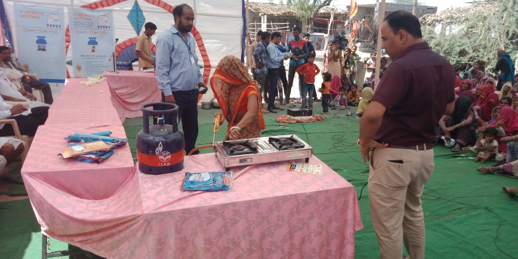 PankajHpcl's tweet image. PM LPG Panchayat conducted on 22nd March at Vill: Gudla, Bhilwara, Rajasthan , in presence of 150 people including 130 female @HPCL @PMUjjwalaYojana @ajitsingh1961 @MustyalwarShyam @AshutoshJindal @Rg03Goel @Sunjay_HPCL