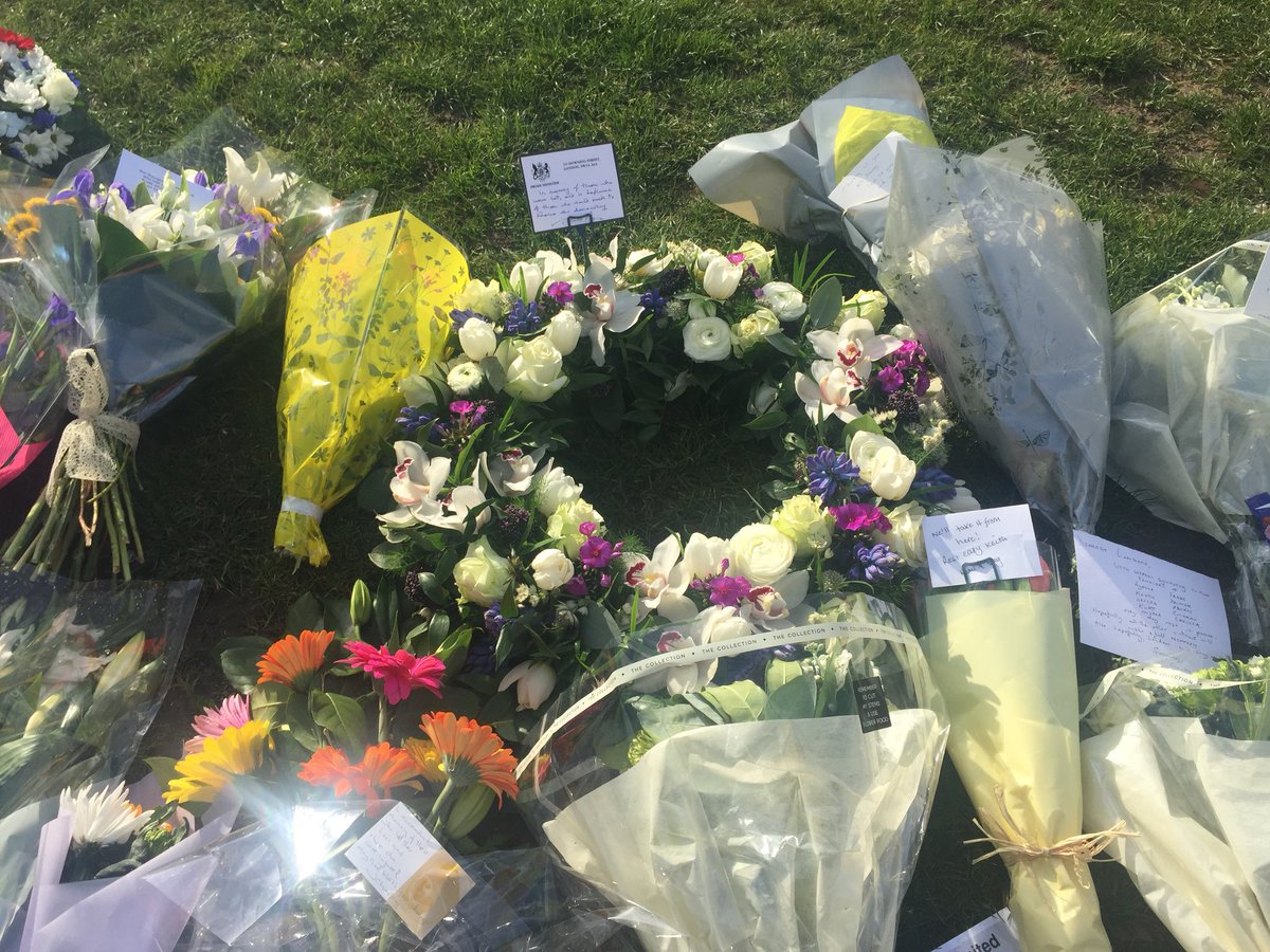 Annareporting's tweet photo. Floral tributes to the victims of last year’s #WestminsterTerrorAttack including the handwritten note from the PM @theresa_may #LondonUnited @BBCRadioLondon https://t.co/GTQPDFC11P