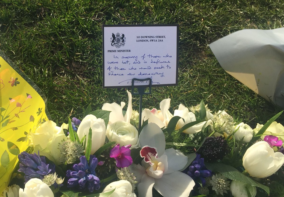 Annareporting's tweet photo. Floral tributes to the victims of last year’s #WestminsterTerrorAttack including the handwritten note from the PM @theresa_may #LondonUnited @BBCRadioLondon https://t.co/GTQPDFC11P