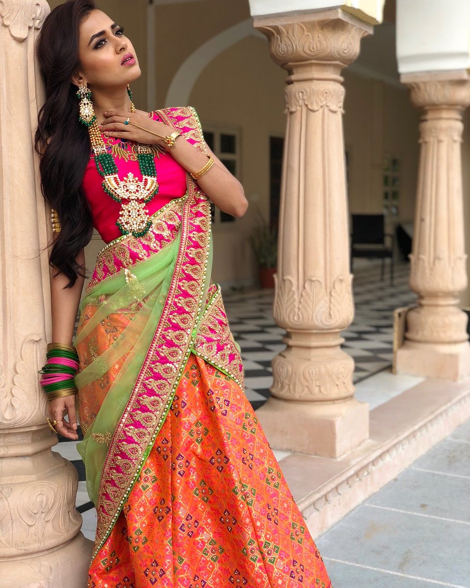 telly_updates2's tweet photo. #latestoffscreen #pic
#TejjaswiPrakash_Diya
#tejaswiprakashwayangankar #tejaswiprakash #ragini #swaragini #tejaswi #rishtalikhengehumnaya #tejaswiprakashwayagankar #swara #hellyshah #teja #raglak #dira #tejulove #tejit #dibhay #televisionworldchannels #RishtaLikhengeHumNaya https://t.co/ljzowSzza2