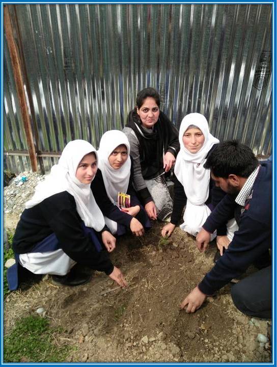 ChinarcorpsIA's tweet photo. #WorldForestryDay - A #plantation drive was organised by the #Army at #AGS High Ground, #Anantnag and AGS #Margund at #Ganderbal; the #Students planted saplings and were briefed on the importance of #afforestation
@adgpi @NorthernComd_IA https://t.co/FZTK2E2m9I