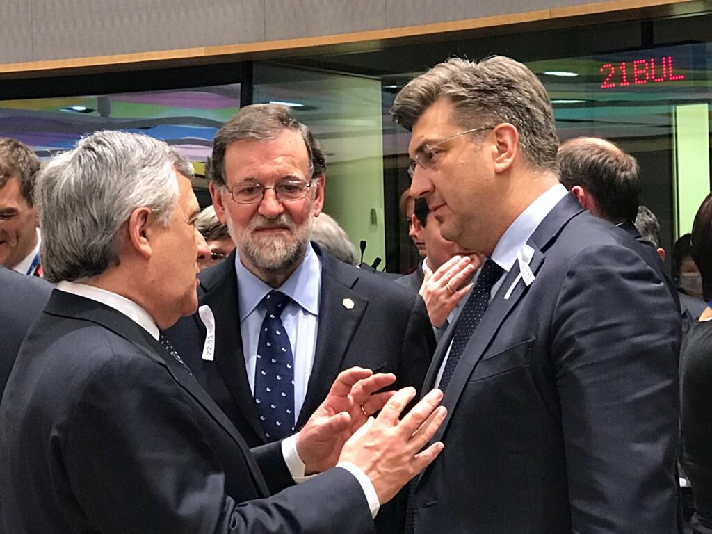 AndrejPlenkovic's tweet photo. U sjećanje na poginule u terorističkim napadima u Bruxellesu prije 2 godine i u Londonu prije godinu dana danas na sastanku #EUCO nosimo bijele vrpce.
#BrusselsRemembers #WestminsterAttacks https://t.co/JxD1nNqpaA