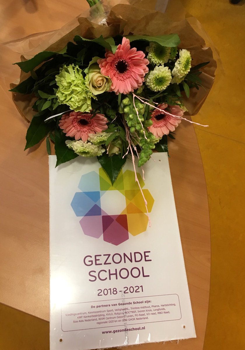 Vandaag had de stuurgroep <a href="/GezondeSchoolNL/">Gezondeschool.nl</a> overleg op onze school. Tijdens het gesprek kreeg ik de verlening van vignet Gezonde School uitgereikt. We hebben het themacertificaat Voeding opnieuw behaald. #trots