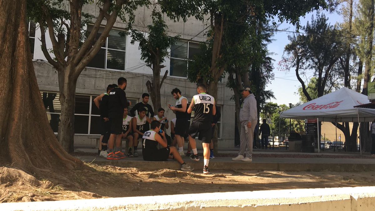 ENDCUT_2018's tweet photo. Al finalizar el 2do periodo, UT Querétaro sale a tomar el aire y hacer un nuevo plan para darle vuelta al marcador https://t.co/hQOKycsJQe