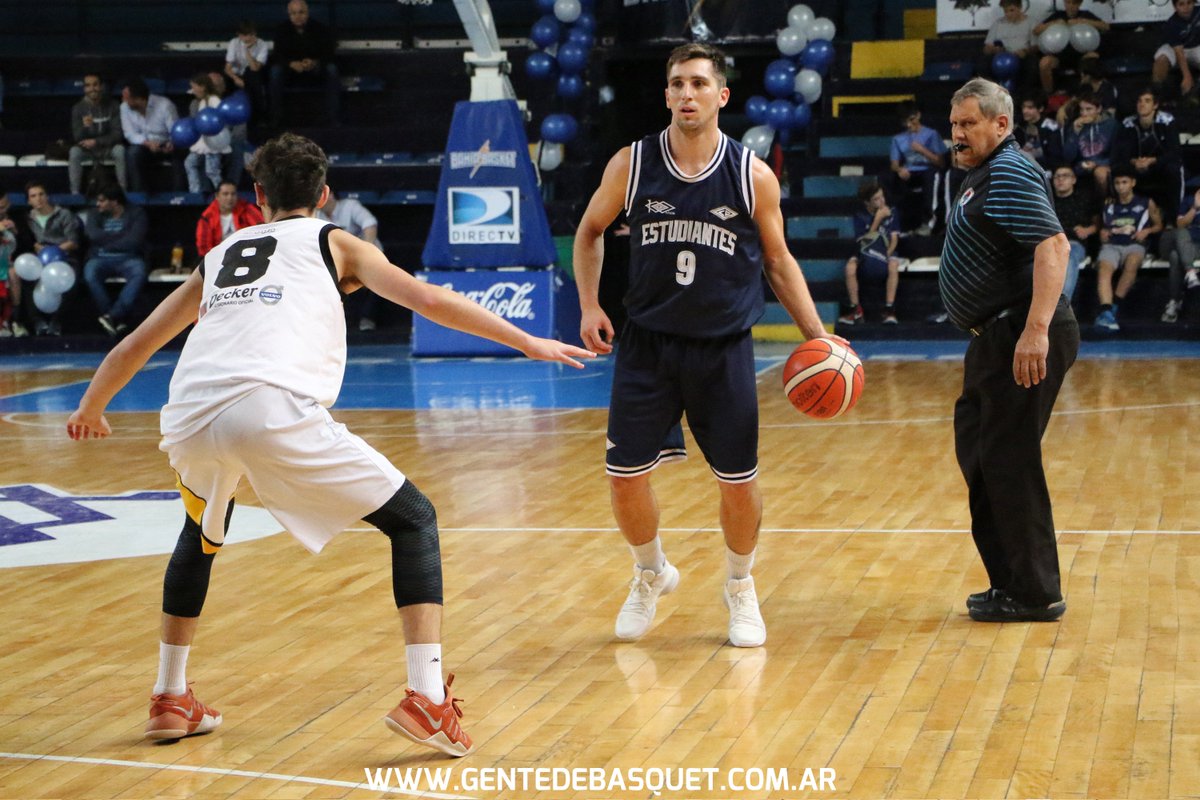 GenteDeBasquet's tweet photo. #Primera Pineda y @LeoAlemany lideraron el goleo de @CEstudiantes_BB, que festejó su centenario venciendo a @Olimpo_Oficial en el inicio del torneo: https://t.co/nvU5LlNWtk, por @gsepulveda35. https://t.co/g4HjqIeU07