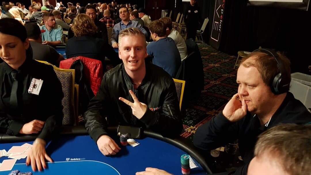 vimennpoker's tweet photo. Poker-NM dag 1B er i gang, med over 850 spillere. VI følger praktisk talt hver eneste hånd, på bortimot hvert eneste bord og gir deg nesten alle seiersintervjuer og bad beat-historier. Heng med! https://t.co/loy5jVZ1q3 #vimennpoker #pokernm https://t.co/2j29HZkurr