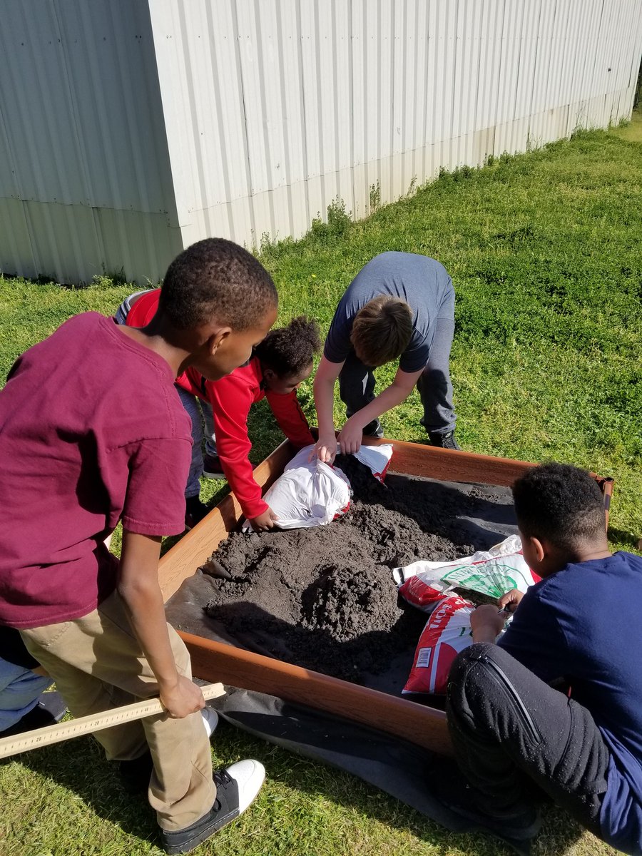 CHEAVID's tweet image. Building a garden #takingownership #collaboration @CollegeHillsTC @CSISD_AVID