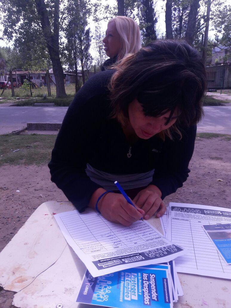 sandraoviedook's tweet photo. También se acercaron a Virrey del Pino para firmar por la #EmergenciaLaboral https://t.co/vC3mrwVwnz
