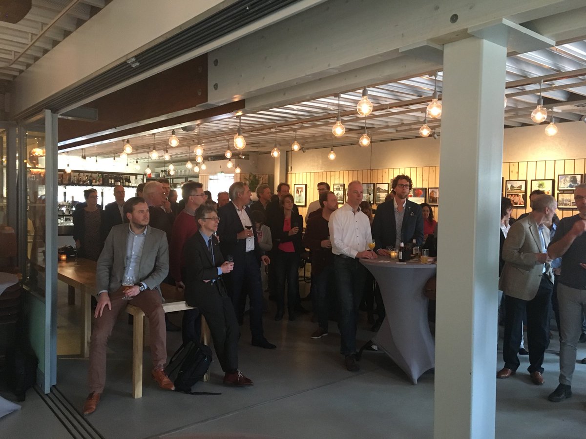 Full house at #DeStal for the Life Sciences Café <a href="/Leidenbsp/">LeidenBioSciencePark</a>. Latest info shared about the relocation of #EMA to Amsterdam. <a href="/InnoQuarter/">InnovationQuarter</a> #Xendo <a href="/museumnaturalis/">Naturalis Biodiversity Center</a>