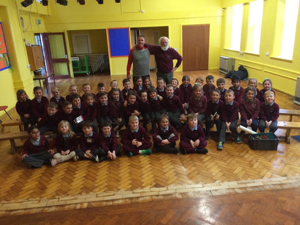 YsgolGynLlanrug's tweet photo. Diolch i Iolo Williams a Twm Elias am ddod i sgwrsio gyda phlant Blwyddyn 2 am adar a byd natur. Y plant wedi mwynhau ac wedi elwa'n fawr o'r ymweliad. 🐦🐋🕊🌳🌍 https://t.co/3L6LCuUkJ4