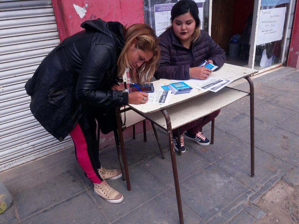 sandraoviedook's tweet photo. También se acercaron a Virrey del Pino para firmar por la #EmergenciaLaboral https://t.co/vC3mrwVwnz