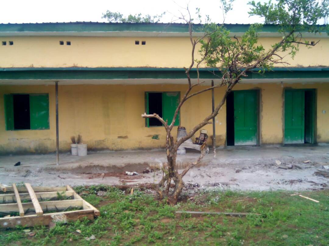 TrackaNG's tweet image. [Project Update] Rehabilitation &amp;amp; furnishing of blocks of classrooms in Aderounmu high school, Oba-Ile, Olorunda, Osun central, Osun state for N75m. 6blocks and 24classrooms in all. Work is ongoing in some part of the blocks while some has been completed.
#2017ConstituencyProject
