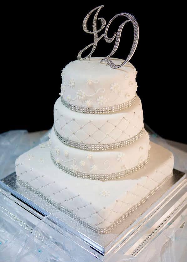 4 tiered sponge wedding cake, beautifully finished with diamante ribbon and royal icing detail. #essexbrides #weddingcakes #weddingcakedesign