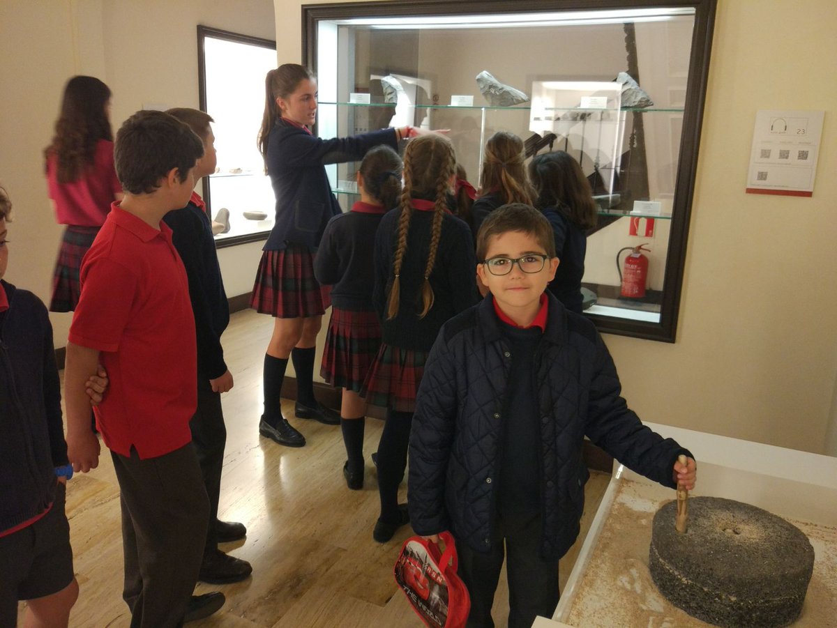 Atlantic_School's tweet photo. #felices nuestros alumnos de 4º y 5º EP de @Atlantic_School que han visitado el @elmuseocanario y han hecho de conductores de la visita sus compañeros de 4ºESO dentro de la #atlanticweek. #museos #arte #colegiobilingüe 👏👏👏 https://t.co/GvRYkH6f8J
