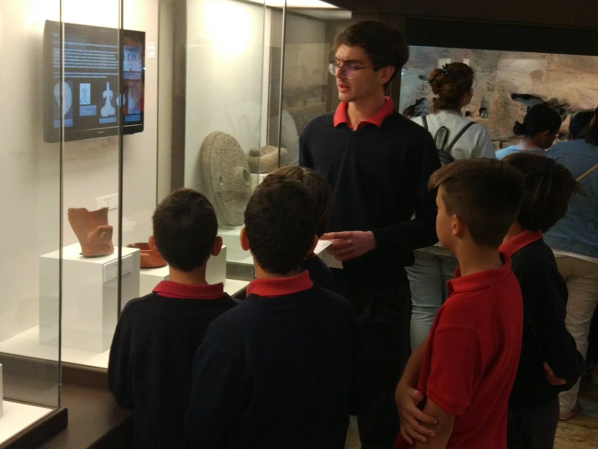 Atlantic_School's tweet photo. #felices nuestros alumnos de 4º y 5º EP de @Atlantic_School que han visitado el @elmuseocanario y han hecho de conductores de la visita sus compañeros de 4ºESO dentro de la #atlanticweek. #museos #arte #colegiobilingüe 👏👏👏 https://t.co/GvRYkH6f8J