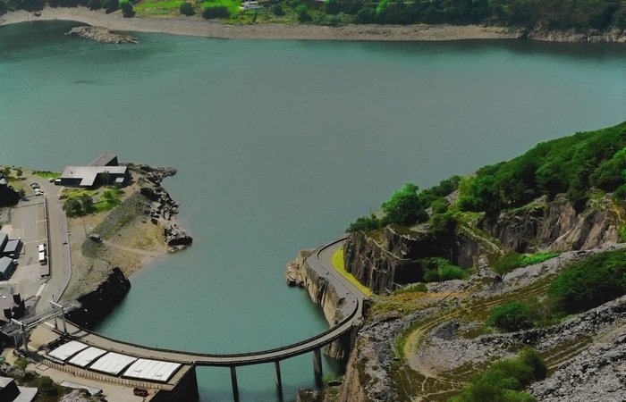 Удивительно, что в Великобритании есть электростанция, которая служит одной цели - обеспечивать дополнительную мощность во время перерывов на рекламу в фильмах, когда все в стране включают свои электрочайники, чтобы приготовить чай. Название электростанции Dinorwig