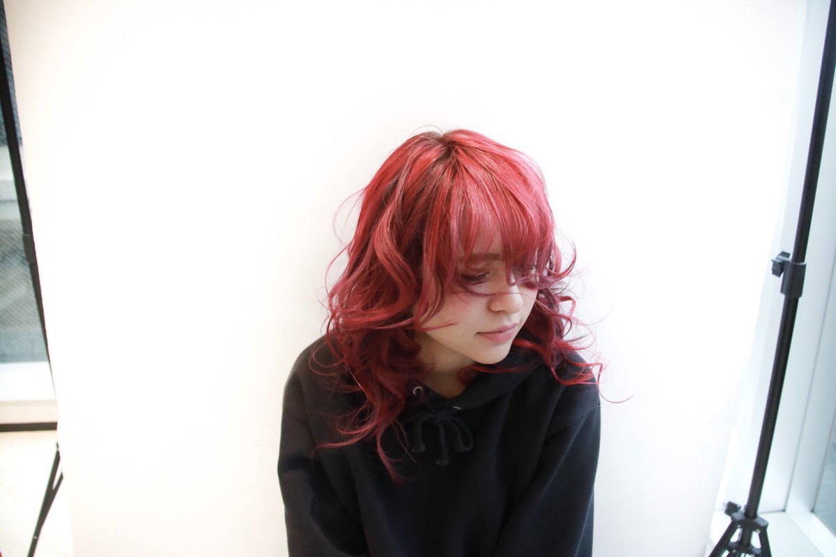 Natsuhiro Yamamoto 高校卒業してブリーチデビュー 新宿区神楽坂美容室アース なつ 派手髪 グラデーションカラー インナーカラー 外国人風カラー 紫髪 赤髪 ユニコーンヘアー