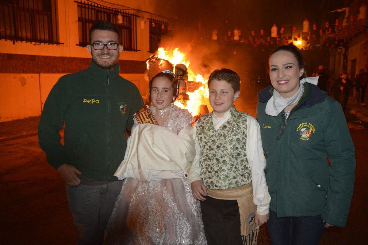 santaannafalla's tweet photo. Gràcies als representants del 2018 per aquest any tan especial 💚💚 #nitdelacrema #falles2018 #fallesdevalència #fallesdesagunt #desitgem #igualtat https://t.co/bXalf9xVQC