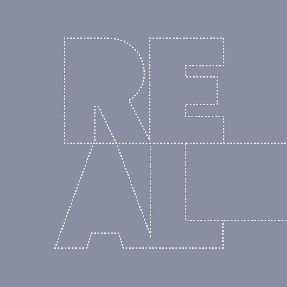 Nos sorprende trabajando. Con ustedes, el making off de lo que será la tapa del nuevo disco que se viene.