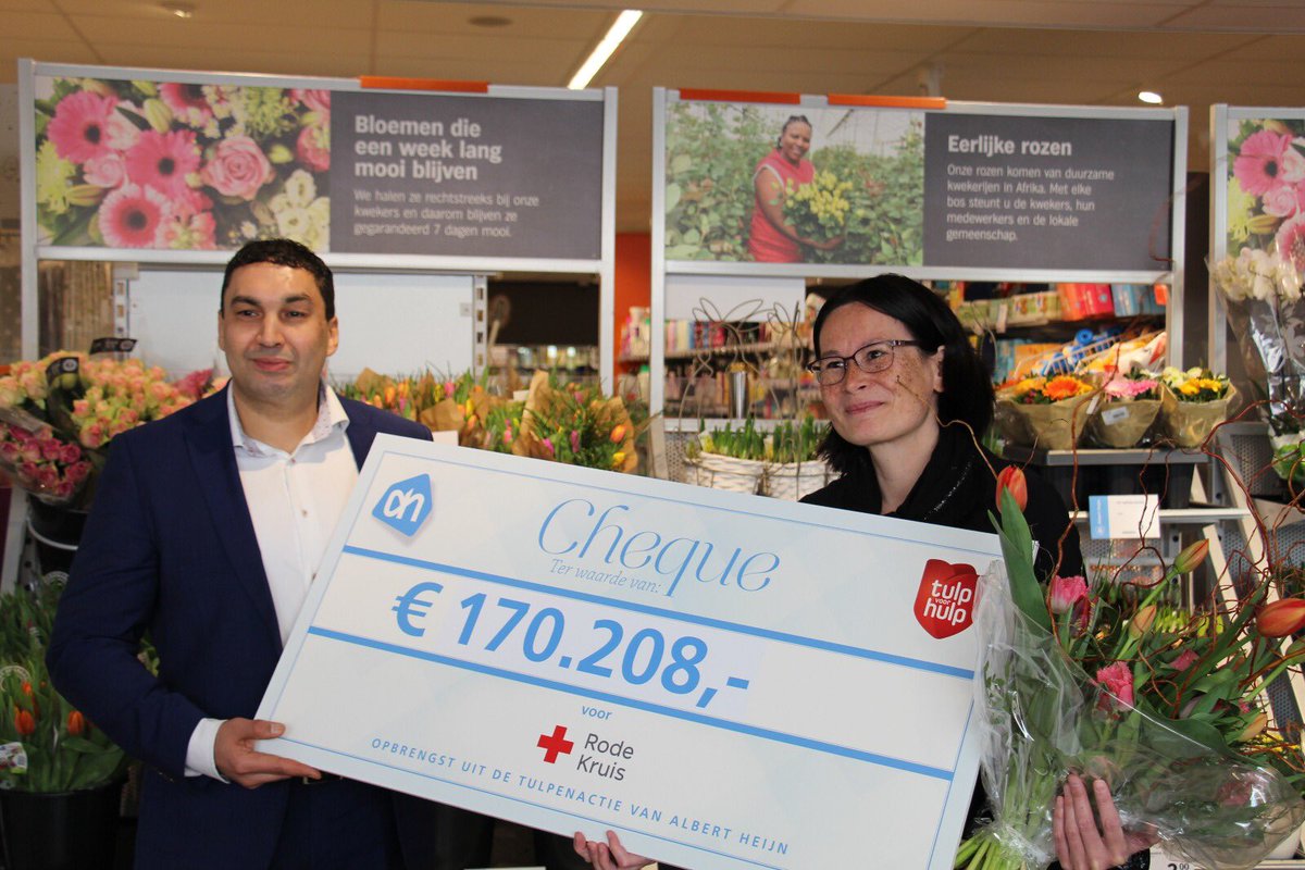albertheijn's tweet photo. Herinner je de ‘Tulp voor Hulp-week’ nog? Met ieder bosje tulpen dat bij ons  werd verkocht, ging 1 euro naar het Rode Kruis. Het resultaat? Meer dan 170.000 euro voor @RodeKruisGO. De opbrengst wordt besteed aan het opleiden van nieuwe vrijwilligers 👏🏼 #tulpvoorhulp #rkgo https://t.co/eZ76i7JIZJ