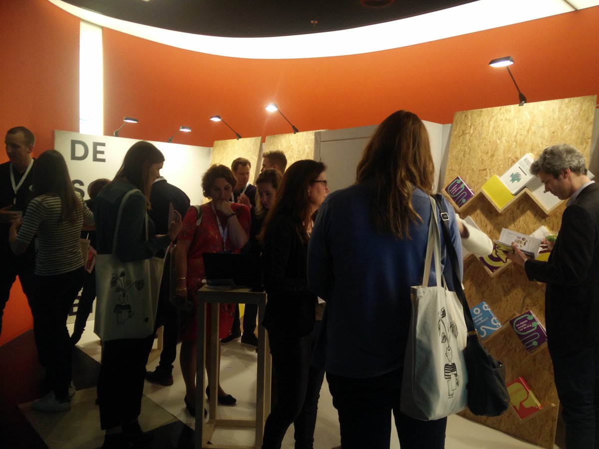 Embrace_Cloud's tweet photo. Het is druk bij de social intranet pop-up bieb! Heb je al een gratis boekje gescoord met je boekenbon? #intra18 #congresintranet https://t.co/Mr2e0y0uF8