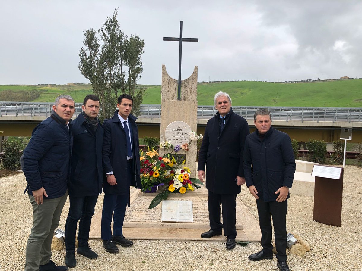 AIA_it's tweet photo. Questa mattina il presidente dell'#AIA #Nicchi, il presidente del CRA #Sicilia Cavarretta, Salvaggio, Di Martino e Drago hanno deposto una corona di fiori sulla tomba del giudice Livatino nel Cimitero di Canicattì  (Agrigento). #arbitri #calcio https://t.co/WMqgqGppcu