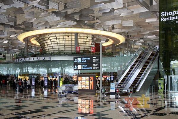 #全球最佳機場 新加坡獅城樟宜連續6年奪冠香港排名第四: 英國獨立航空公司服務調查機構Skytrax，最新公布世界機場大獎，新加坡的樟宜機場連續6年奪得全球最佳機場美譽，是該獎項自2000年成立以來，第九次獲得全球最佳機場殊榮。香港機場排名升一位至第四。 dlvr.it/QM04gg